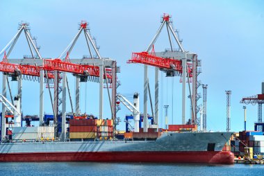 Vinçler, yükleri ve gemi ile ticaret Limanı