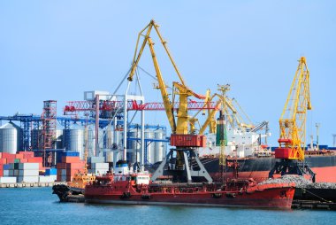 Vinçler, yükleri ve gemi ile ticaret Limanı