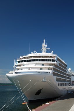 yolcu gemisi Limanda demirli