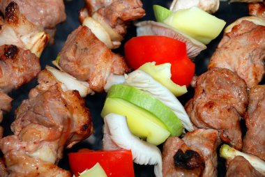 et ve sebze ateşe hazırlar