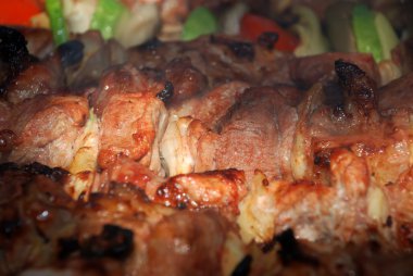 et ve sebze ateşe hazırlar