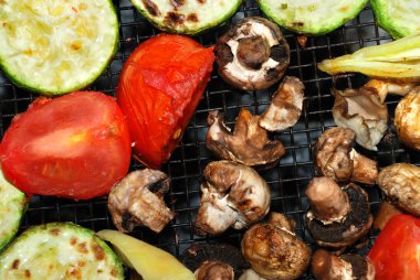 sebzeler barbekü ateşe hazırlar