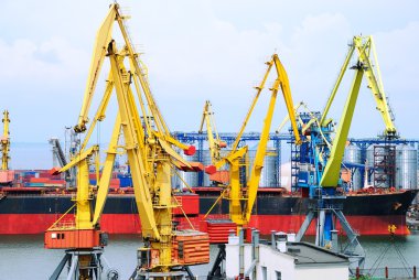 Vinçler, yükleri ve gemi ile ticaret Limanı