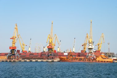 Vinçler, yükleri ve gemi ile ticaret Limanı