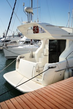 bir bağlantı üzerinde beyaz yatlar