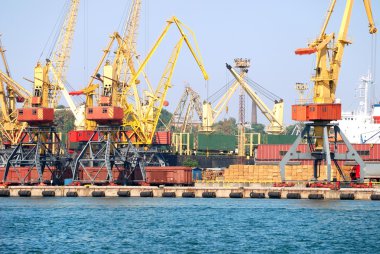 Vinçler, yükleri ve gemi ile ticaret Limanı