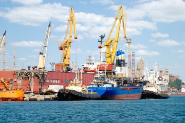 Vinçler, yükleri ve gemi ile ticaret Limanı