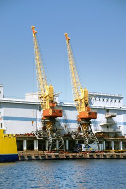 Vinçler, yükleri ve gemi ile ticaret Limanı