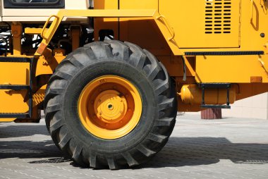 büyük, yeni sarı tekerlek