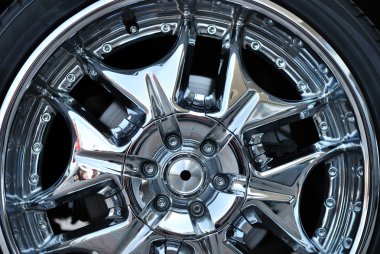 bir tekerlek chromeplated kenarında