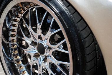 bir tekerlek chromeplated kenarında