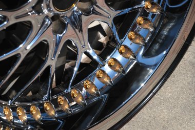 bir tekerlek chromeplated kenarında