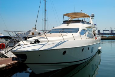 bir çapa Harbour beyaz yatlar