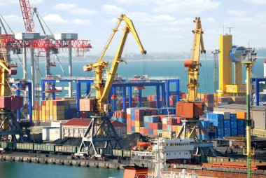 Vinçler, yükleri ve gemi ile ticaret Limanı