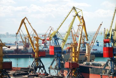 Vinçler ve gemi ile ticaret Limanı