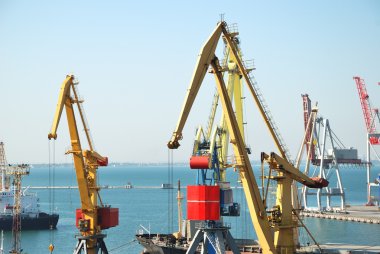 bağlantı noktası ambar yükleri ve konteynerler