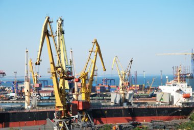 Vinçler, yükleri ve gemi ile ticaret Limanı