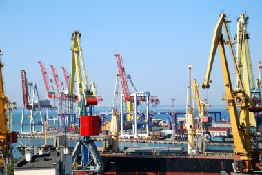Vinçler, yükleri ve gemi ile ticaret Limanı
