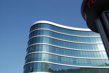 Modern bir binanın ön cephesi.