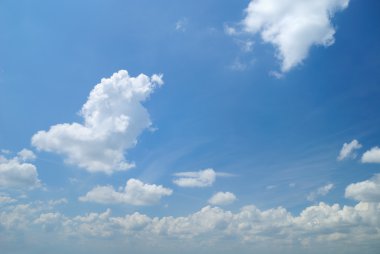 Mavi gökyüzüne karşı yumuşak beyaz bulutlar