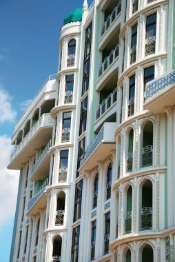 Modern bir binanın ön cephesi.