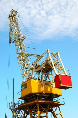 vinç ile deniz platformu