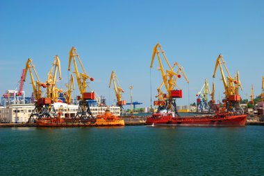 Vinçler, yükleri ve gemi ile ticaret Limanı