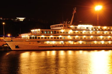 yolcu gemisi Limanda demirli
