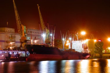 bağlantı noktası ambar yükleri ve konteynerler