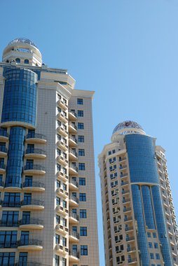 Modern bir binanın ön cephesi.