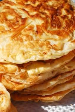 ev-pişmiş turta yığını