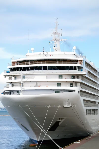 The passenger ship is moored in port — Stock Photo, Image