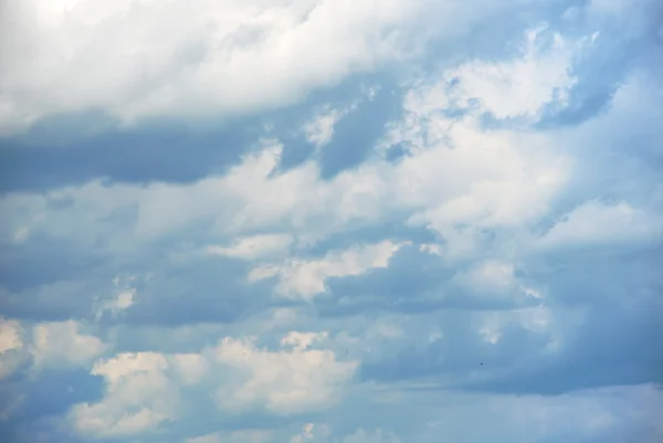 Nubes blancas suaves contra el cielo azul — Foto de Stock