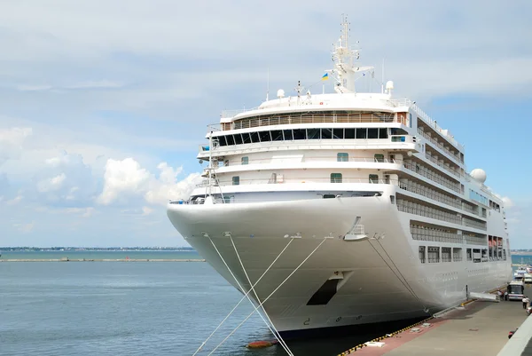 Het passagiersschip is afgemeerd in de haven — Stockfoto