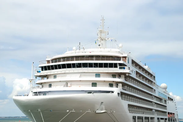 The passenger ship is moored in port — Stock Photo, Image