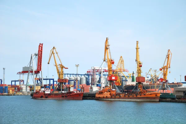 El puerto comercial con grúas, cargas y barcos — Foto de Stock