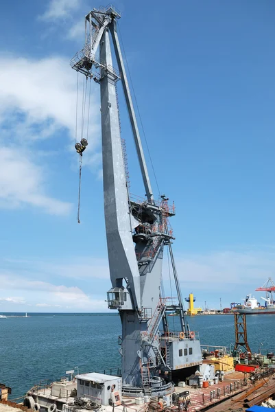 Zee platform met de kraan — Stockfoto