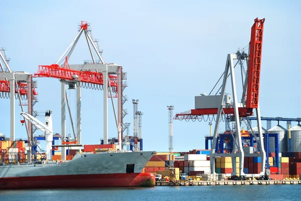 El puerto comercial con grúas, cargas y barcos — Foto de Stock