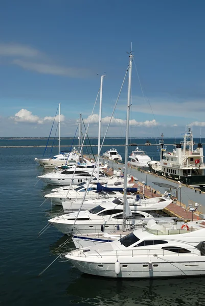 Witte jachten op een anker — Stockfoto