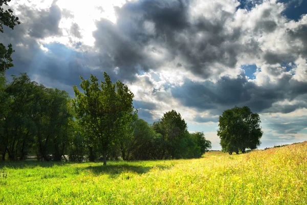 Fina landskap med hårda himmel och sol ray — Stockfoto