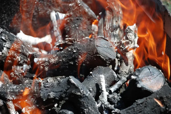 A madeira de fogo aquecida brilhante — Fotografia de Stock