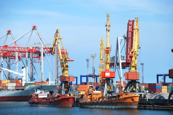 El puerto comercial con grúas, cargas y barcos —  Fotos de Stock
