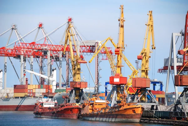 El puerto comercial con grúas, cargas y barcos —  Fotos de Stock