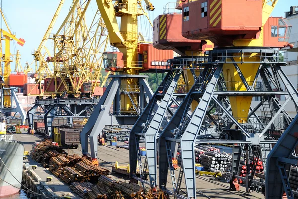 The trading seaport with cranes and ships — Stock Photo, Image