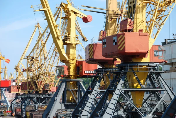 The trading seaport with cranes and ships — Stock Photo, Image