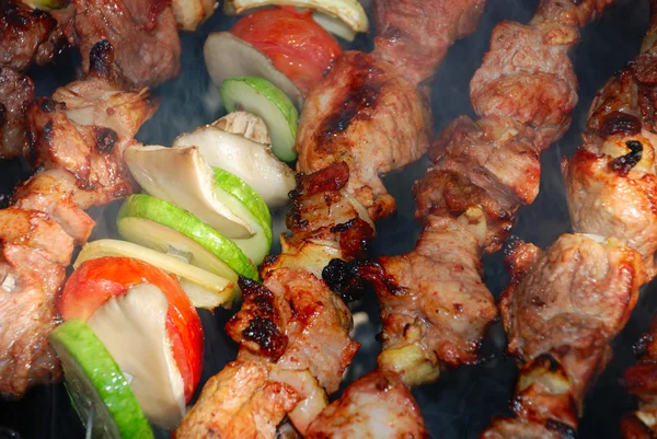 La carne e le verdure si preparano in fuoco — Foto Stock