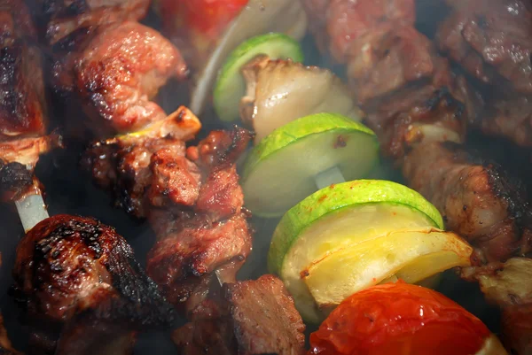 La carne e le verdure si preparano in fuoco — Foto Stock