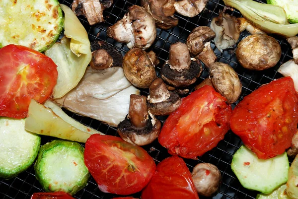 Grilování zeleniny připravuje v plamenech — Stock fotografie
