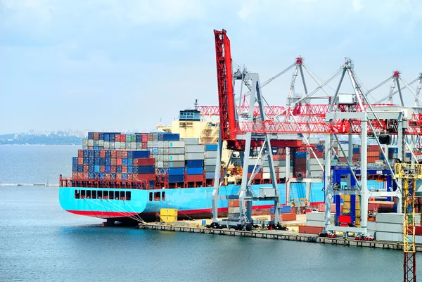 O porto comercial com guindastes, cargas e navio — Fotografia de Stock