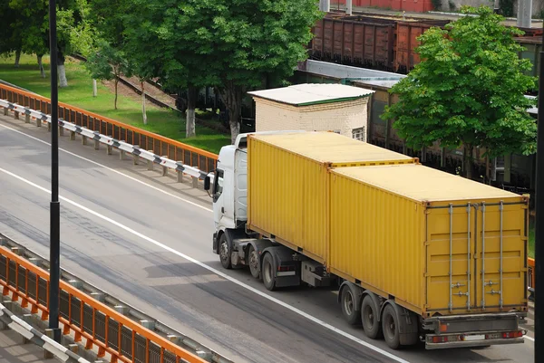 Přeprava nákladu nákladními automobily — Stock fotografie